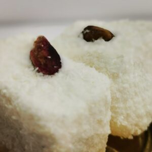 Türkische Süßware (Lokum) mit Kokosnuss und Pistazie