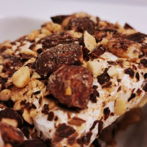 Türkische Süßware (Lokum) mit Nougat und Mandeln