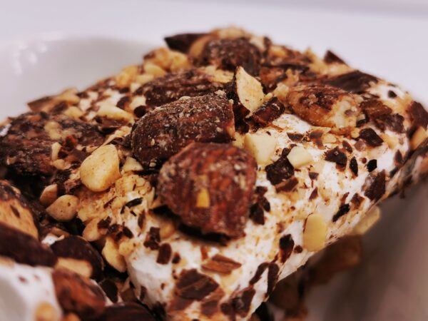 Türkische Süßware (Lokum) mit Nougat und Mandeln