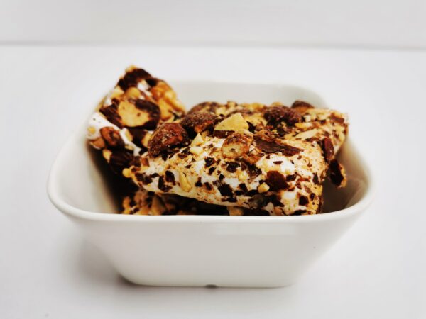 Türkische Süßware (Lokum) mit Nougat und Mandeln – Bild 2