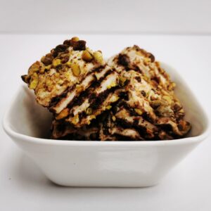 Türkische Süßware (Lokum) mit Nougat und Nüssen