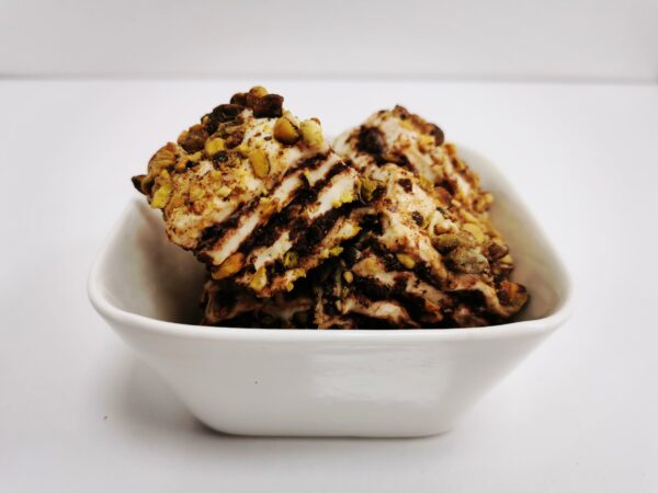 Türkische Süßware (Lokum) mit Nougat und Nüssen