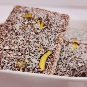 Türkische Süßware (Lokum) mit Kokusnuss und Nüssen