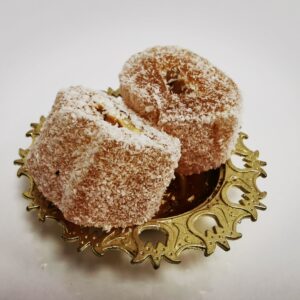 Türkische Süßware (Lokum) mit Kokusnuss und Nuss