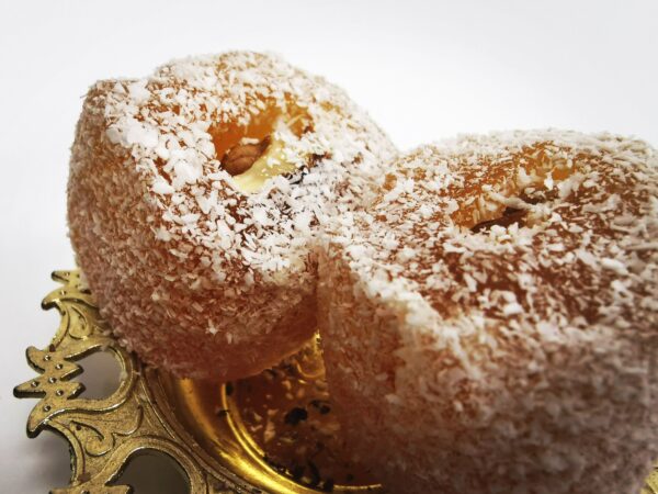 Türkische Süßware (Lokum) mit Kokusnuss und Nuss – Bild 2