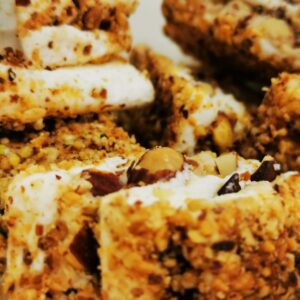 Türkische Süßwaren mit Nougatinhalt und mehreren Nüssen