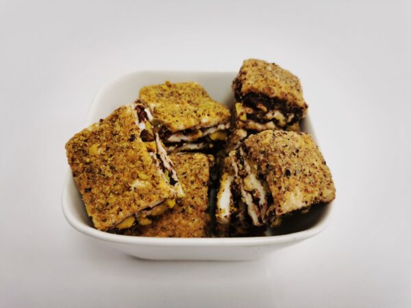 Türkische Süßwaren mit Nougat und mehreren Nüssen – Bild 2