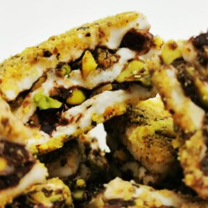 Türkische Süßwaren mit Nougat und mehreren Nüssen