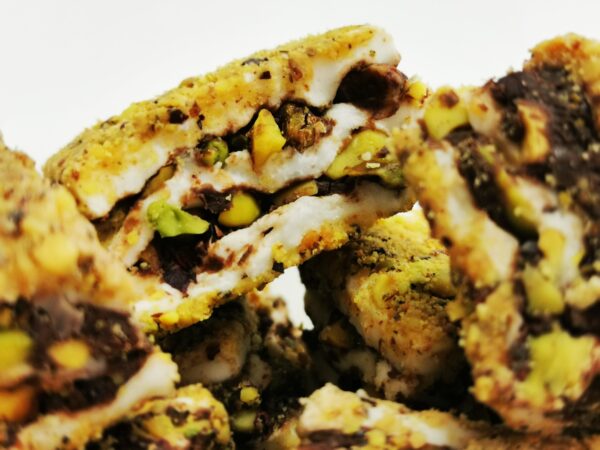Türkische Süßwaren mit Nougat und mehreren Nüssen