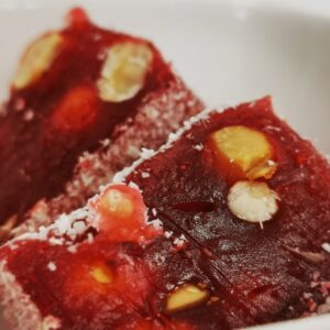 Türkische Süßwaren mit Granatapfel, Kokos und Nüssen