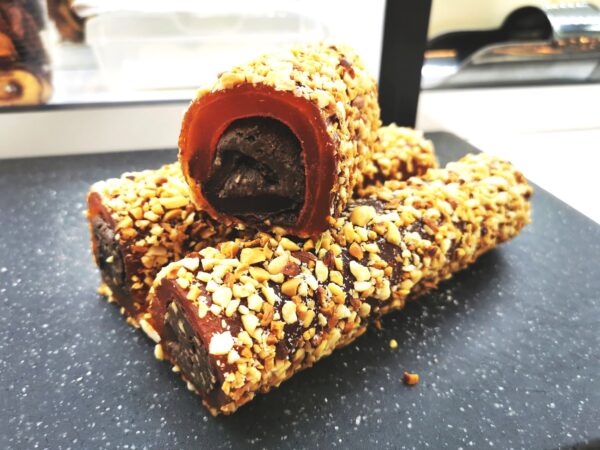 Türkische Süßwaren mit Nougat und Ummantelung aus Nüssen