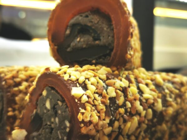Türkische Süßwaren mit Nougat und Ummantelung aus Nüssen – Bild 2