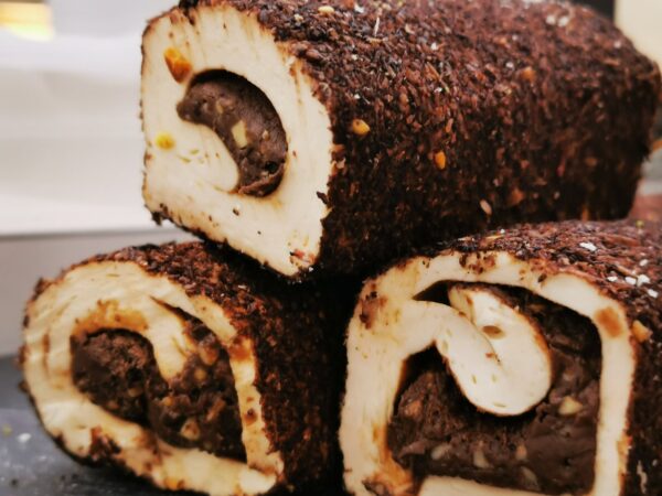 Türkische Süßwaren mit Nougat und Ummantelung aus Schokolade