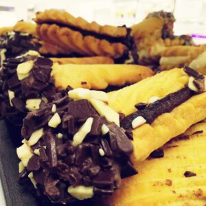 Türkische Plätzchen mit weißen und braunen Schokostücken