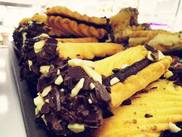 Türkische Plätzchen mit weißen und braunen Schokostücken