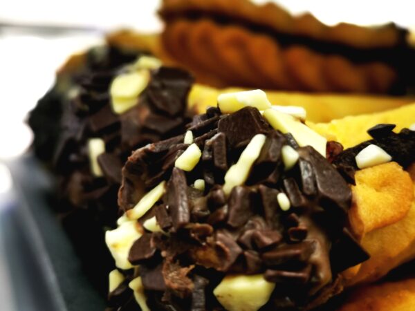 Türkische Plätzchen mit weißen und braunen Schokostücken – Bild 2