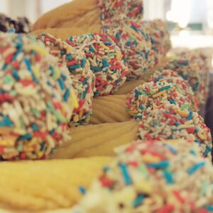 Türkische Plätzchen mit bunten Sträuseln