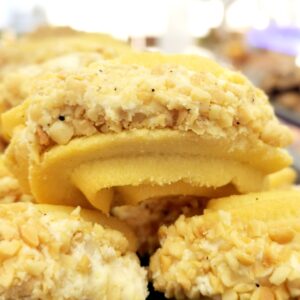 Türkische Plätzchen mit weißer Schokolade und Krokant