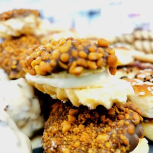 Türkische Plätzchen mit Schokoladen und Nüssen und weißer Füllung