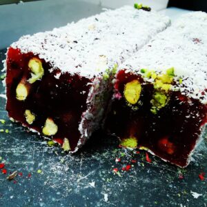 Türkische Süßware mit Kokusnuss, Erdbeere und Schokolade