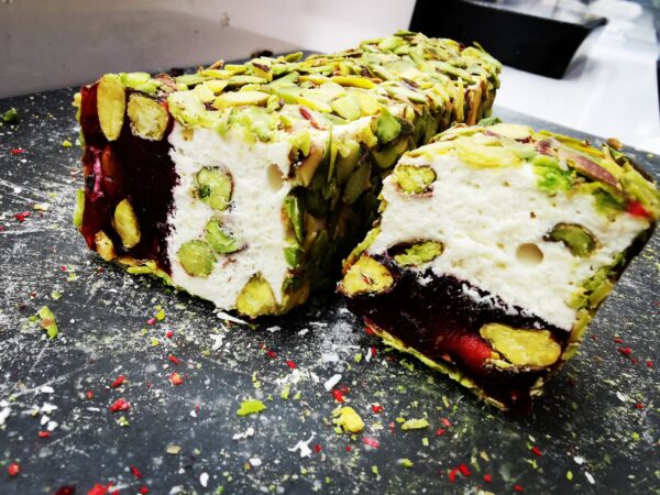 Türkische Süßware mit Pistazie, Granatapfel und Milch