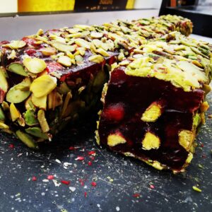 Türkische Süßware mit Granatapfel und mit Pistazien umhüllt