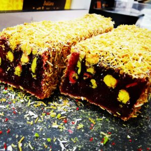 Türkische Süßware mit Granatapfel und mit Pistazien und mit Kadayif umhüllt
