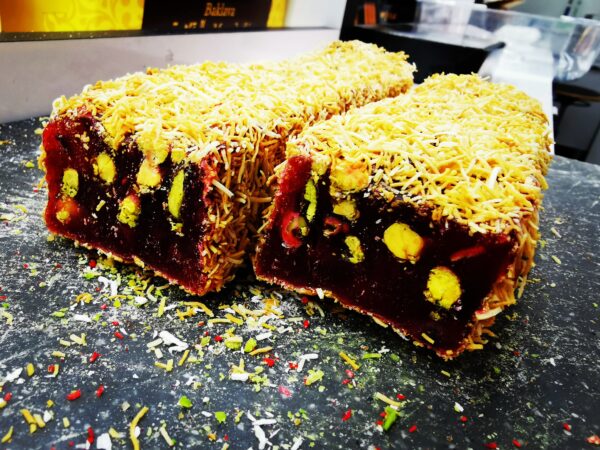 Türkische Süßware mit Granatapfel und mit Pistazien und mit Kadayif umhüllt